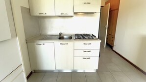 Studio, ban công, quang cảnh vườn | Nội thất