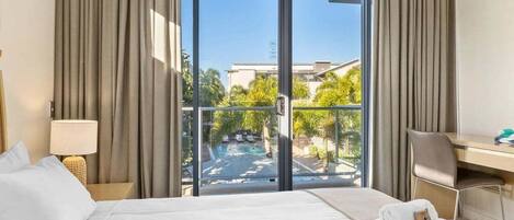 Tabla de planchar con plancha, wifi, ropa de cama