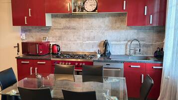 Een koelkast, een microgolfoven, een oven, een kookplaat