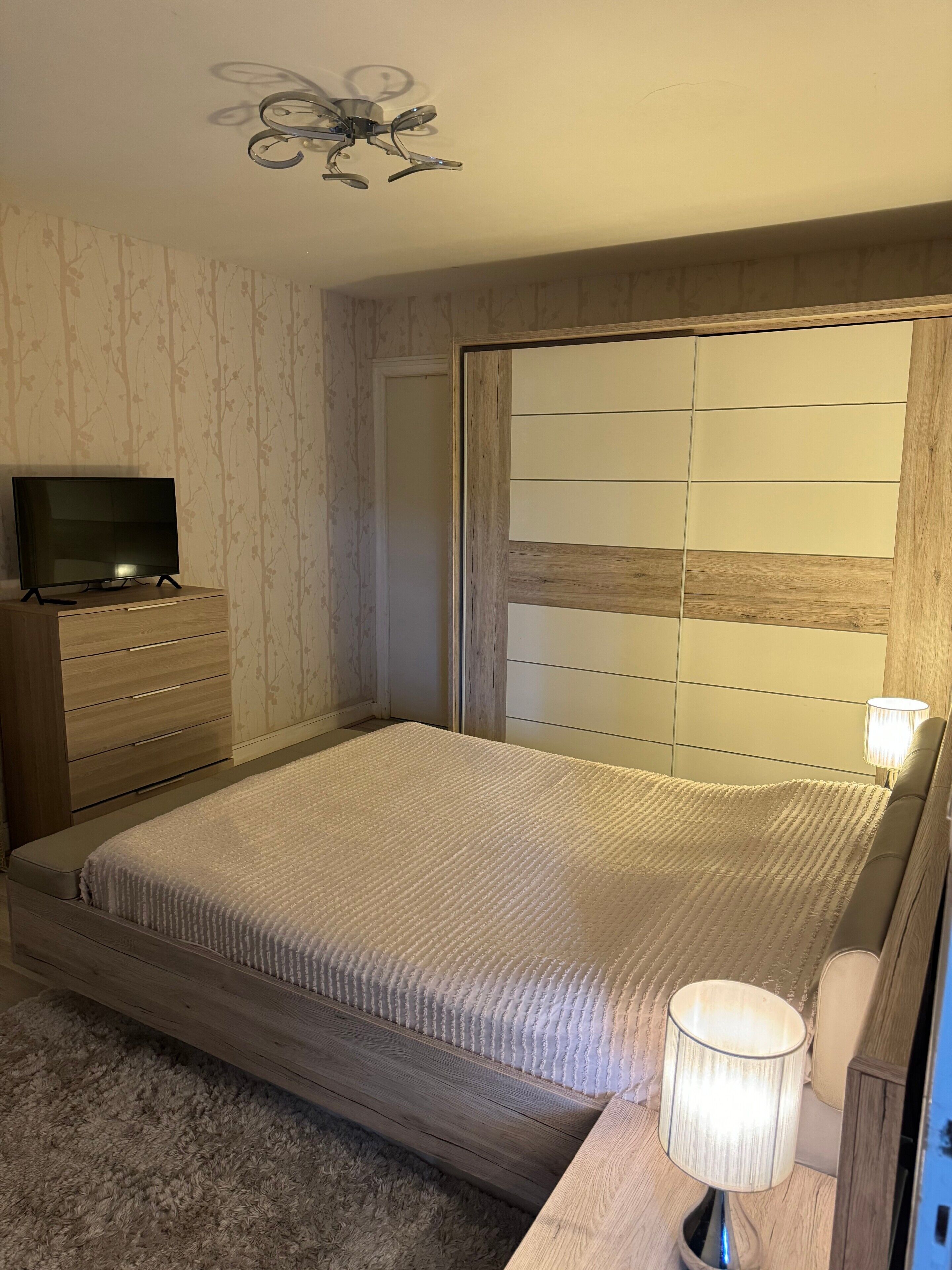 Een strijkplank/strijkijzer, wifi, beddengoed