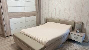 Een strijkplank/strijkijzer, wifi, beddengoed