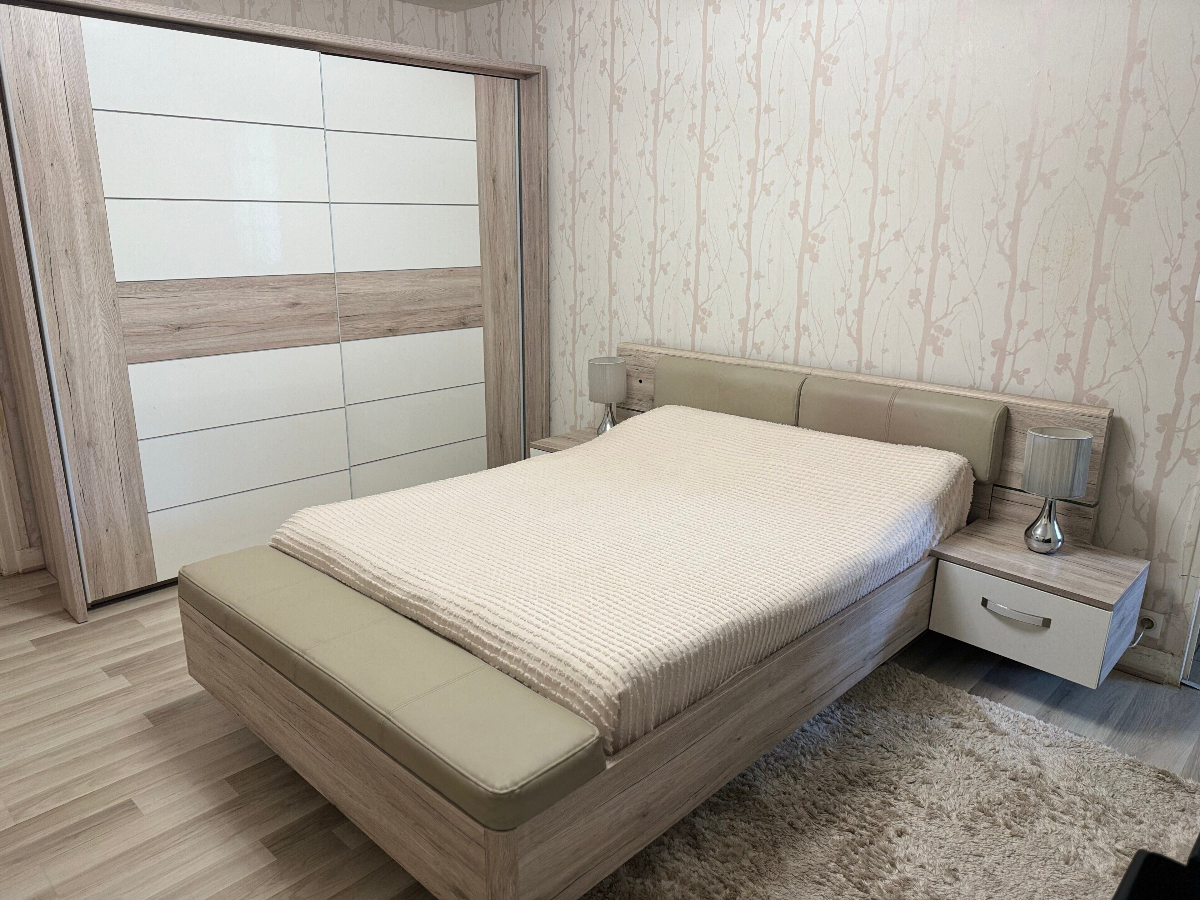 Een strijkplank/strijkijzer, wifi, beddengoed