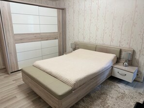 Iron/ironing board, WiFi, bed sheets