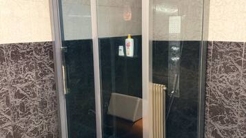 Dusj, hårføner og håndklær