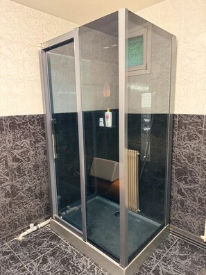 Een douche, een haardroger, handdoeken