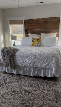 2 室のベッドルーム、アイロン / アイロン台、WiFi (無料)、ベッドシーツ. Peace Hill Farm Bed and Breakfast. Private Suite with Luxury Bath & Scenic Views