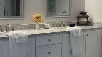 Regadera, secadora de cabello, toallas, jabón