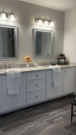 Doccia, asciugacapelli, asciugamani, sapone