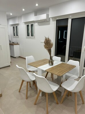 Dining - HOLLYWOOD RIVIERA (Cannes)