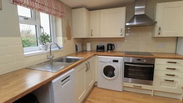 Een vaatwasser, kookgerei, borden en bestek