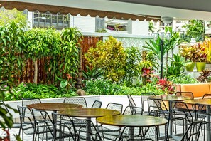 Outdoor dining - Romantic Escape | Outdoor Pool | Breakfast | Balcony (Honolulu)