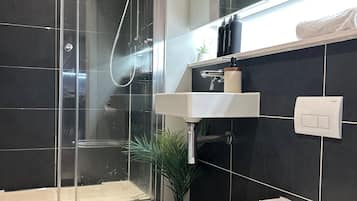 Apartment, 1 Bedroom, Patio, Garden View | Bathroom