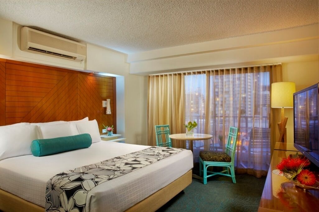 Junior Suite King Bed + Sofa Bed With Kitchenette & Breakfast Included - Honolulu, HI