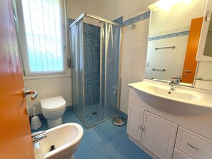 Villa, 3 Bedrooms, Patio, Garden View | Bathroom - Family Villa 100mt From the Beach in Bibione (San Michele al Tagliamento)