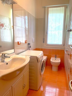 Villa, 3 Bedrooms, Patio, Garden View | Bathroom - Family Villa 100mt From the Beach in Bibione (San Michele al Tagliamento)