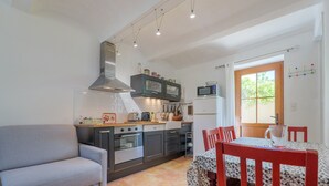 Una cocina compacta con sofá, mesa y sillas.