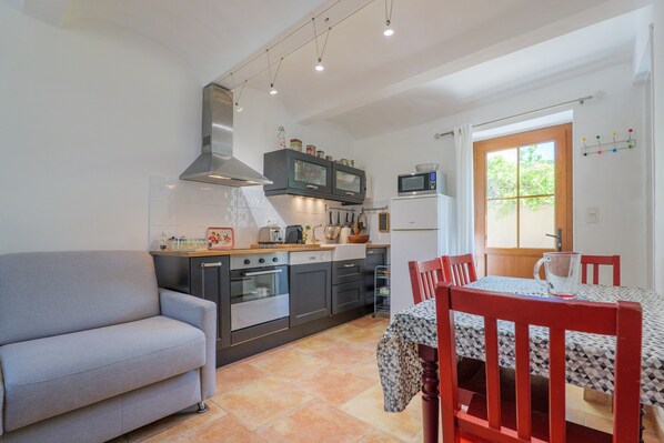 Réfrigérateur, four à micro-ondes, un four, surface de cuisson