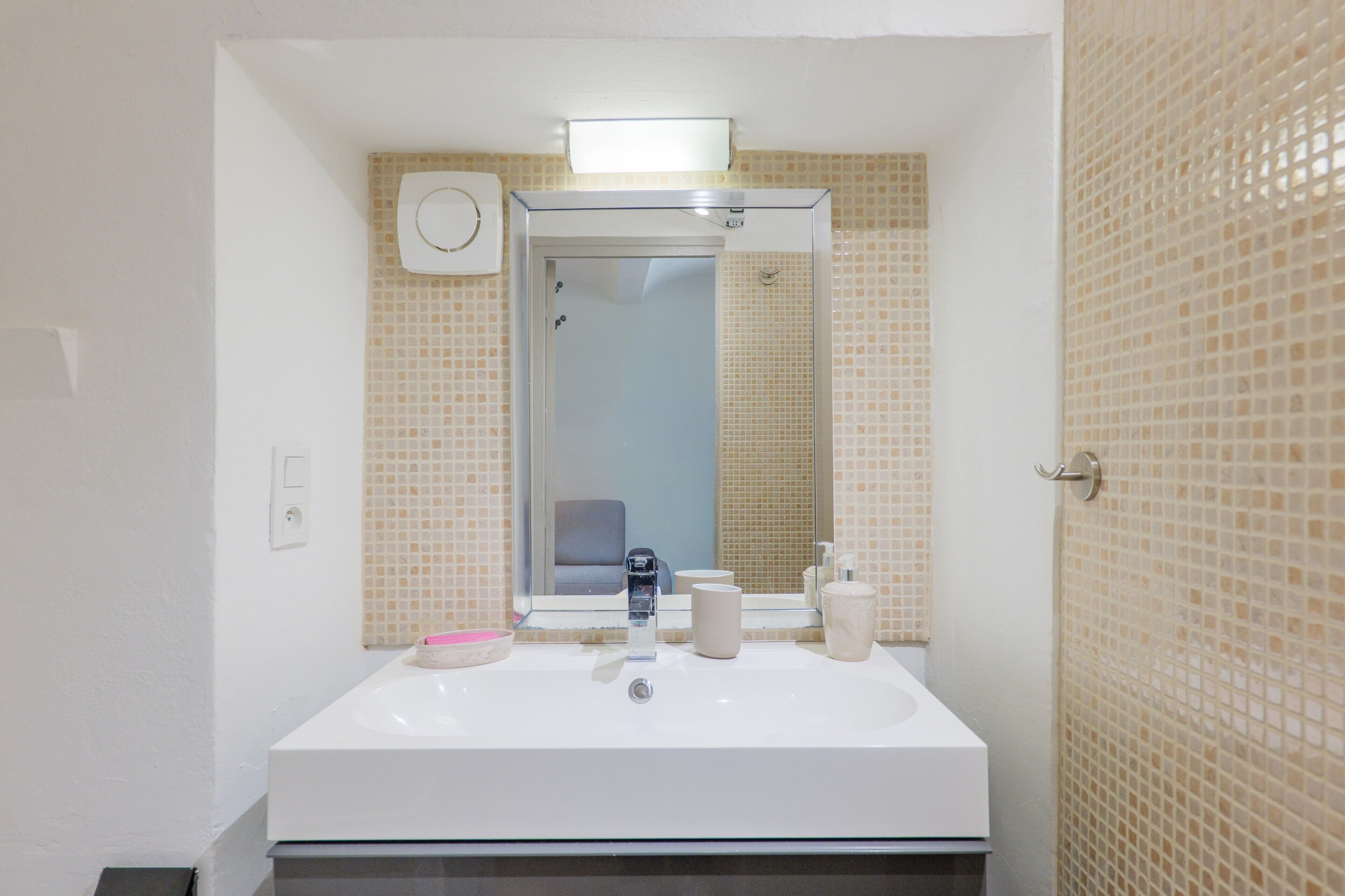 Douche, sèche-cheveux, serviettes fournies