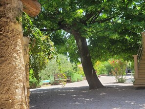 Property grounds - Holiday Home "Gîte Sur La Voûte" at Mas du Tilleul, Large Pool, Private Terrace (Courry)