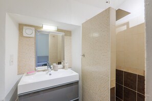 Douche, séchoir à cheveux, serviettes fournies