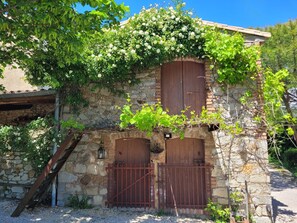 Exterior detail - Holiday Home "Gîte Sur La Voûte" at Mas du Tilleul, Large Pool, Private Terrace (Courry)