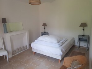 Iron/ironing board, WiFi, bed sheets - Holiday Home "Gîte Sur La Voûte" at Mas du Tilleul, Large Pool, Private Terrace (Courry)