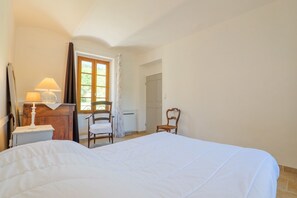 Fer et planche à repasser, Wi-Fi, literie fournie