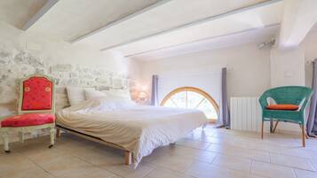 Tabla de planchar con plancha, wifi y ropa de cama