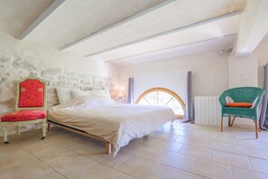 Tabla de planchar con plancha, wifi y ropa de cama 
