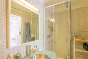 Shower, free toiletries, hair dryer, towels - Holiday Home “Gîte Sous La Tonnelle” at Mas du Tilleul, Large Pool, Private Terrace (Courry)