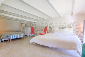 Tabla de planchar con plancha, wifi y ropa de cama 