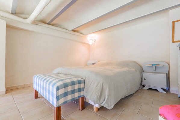 Tabla de planchar con plancha, wifi y ropa de cama 