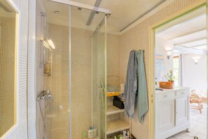 Een douche, een haardroger, handdoeken