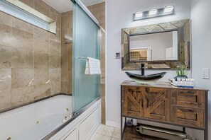Dusche, Whirlpool, Haartrockner, Handtücher