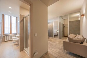 Shower, bidet, towels, toilet paper - ApartmentsArena - Palazzo Cantore Collection - Urban Loft (Verona)