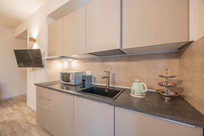 Fridge, microwave, dishwasher, toaster - ApartmentsArena - Palazzo Cantore Collection - Urban Loft (Verona)