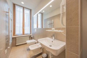 Dusche, Bidet, Handtücher, Toilettenpapier