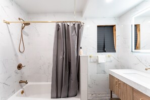 Ducha, secador de pelo y toallas