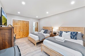 17 dormitorios, tabla de planchar con plancha, cuna de viaje