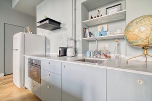 Apartamento | Cocina privada | Frigorífico, horno y placa de cocina