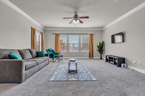 Living area - Spacious Modern Galleria Condo w/ Full Kitchen & Free Parking (Houston)