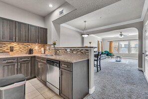 Private kitchen - Spacious Modern Galleria Condo w/ Full Kitchen & Free Parking (Houston)