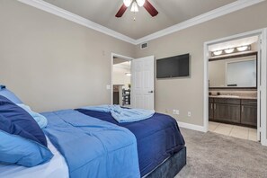 2 bedrooms, iron/ironing board, WiFi, bed sheets - Spacious Modern Galleria Condo w/ Full Kitchen & Free Parking (Houston)
