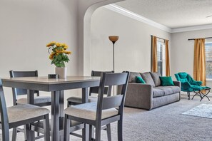 Dining - Spacious Modern Galleria Condo w/ Full Kitchen & Free Parking (Houston)