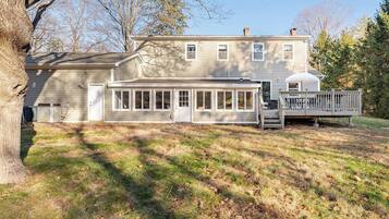 Casa de lujo, patio, vista al jardín | Exterior