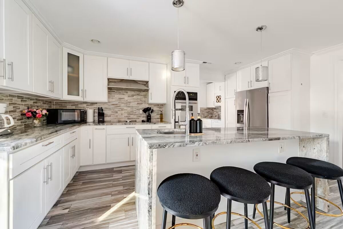 Een koelkast, een magnetron