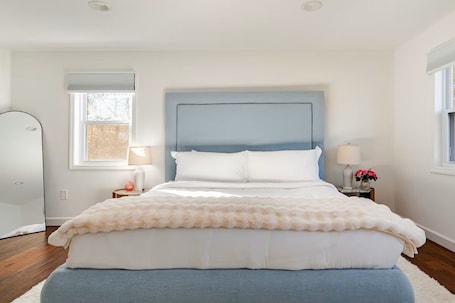 Cortinas blackout, tabla de planchar con plancha y wifi gratis . Spacious Retreat with Game Room