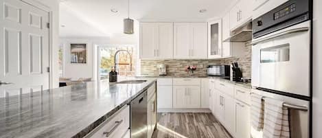 Maison luxueuse, patio, vue sur le jardin | Cuisine privée | Réfrigérateur dans les aires communes