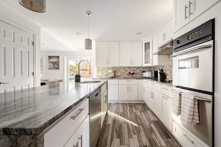 Luxury House, Patio, Garden View | Private kitchen. Spacious Retreat with Game Room
