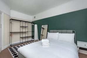 Ein Hotelzimmer mit einem Bett, einem Kleiderschrank und einem Spiegel.